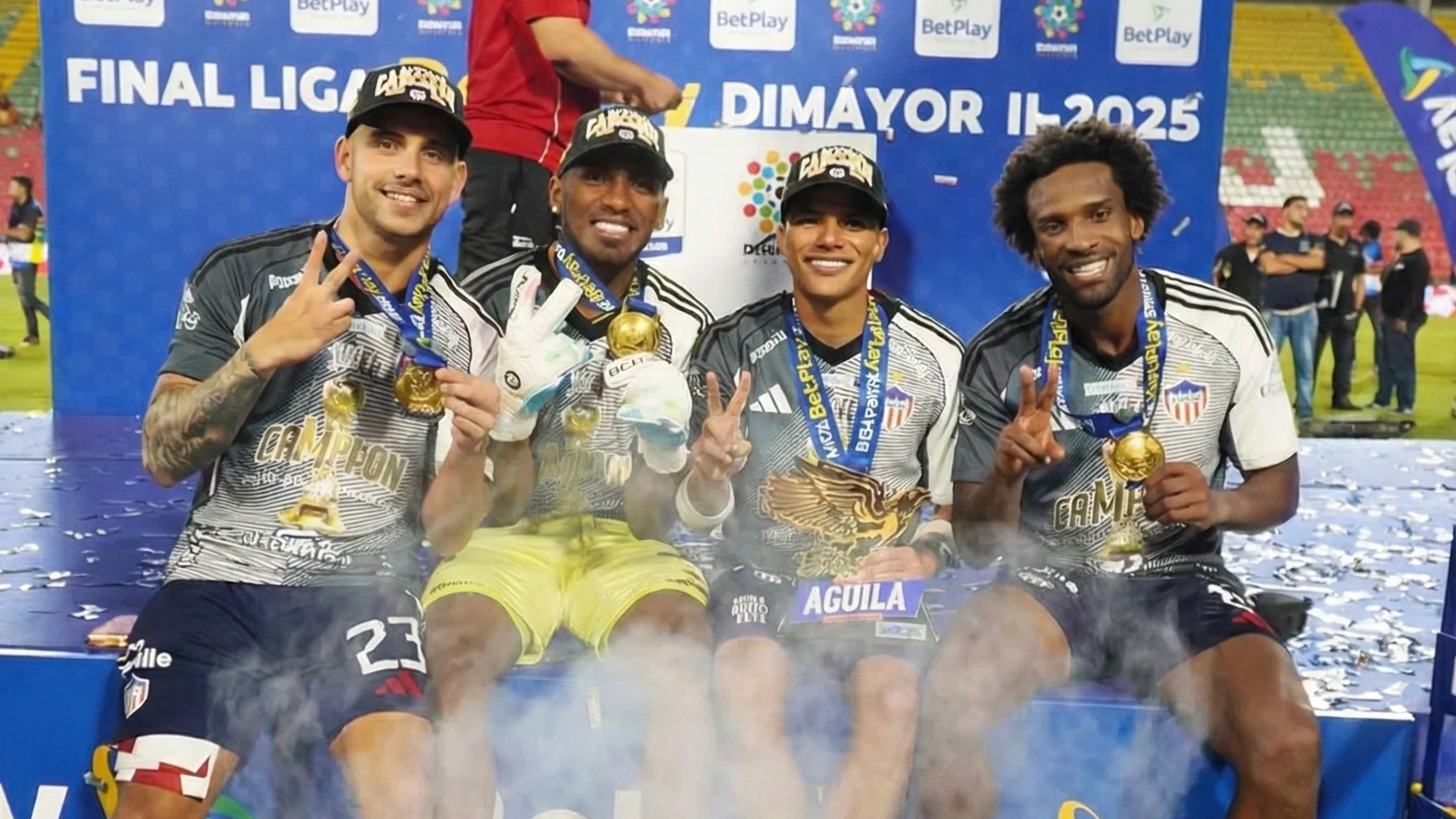 Fotografía de jugadores de Junior celebrando la undécima estrella, 'Titi' Rodríguez, Jefferson Martínez, José Enamorado y Didier Moreno.