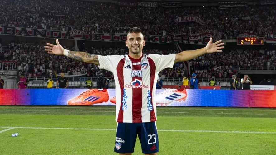 ¡Bendito diciembre, empieza lleno de alegría con triunfo de Junior! 1 Fotografía de 'Titi' Rodríguez, delantero de Junior, celebrando la victoria tras su gol.