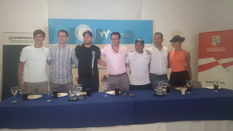 Fotografía de integrantes de la mesa central de rueda de prensa del Mundial Juvenil de Tenis Barranquilla 2026.