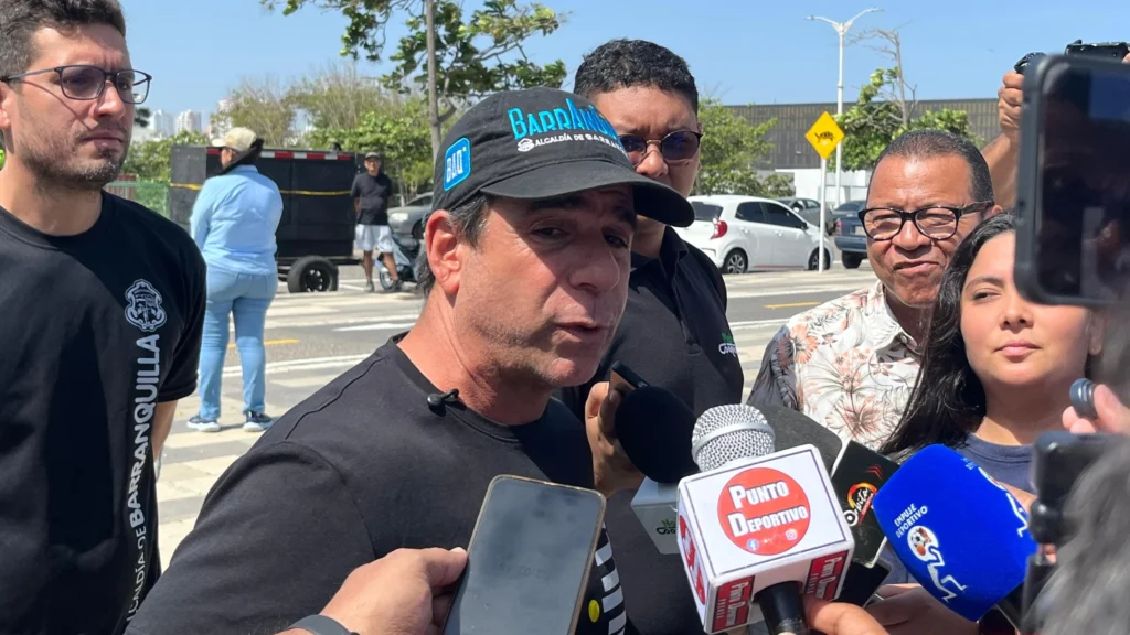 Fotografía de Alejandro Char, alcalde de Barranquilla, refiriéndose a la selección Colombia y otros apartes.