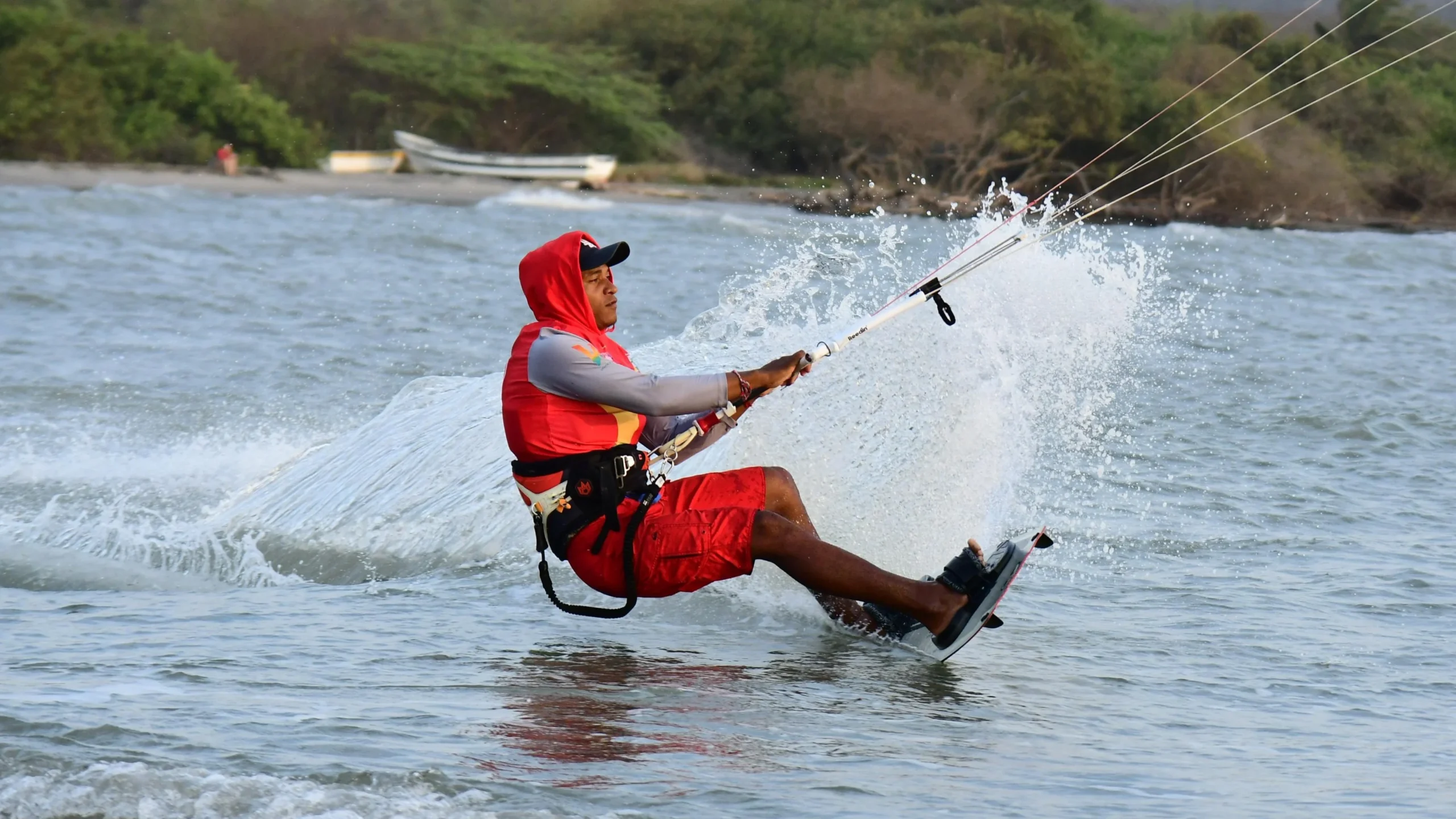 Deportistas de 12 países batallarán en las aguas de las playas de Salinas del Rey para el Salinas Fest 2026 15 Fotografía de un deportista de viento que anteriormente compitió en el Salinas Fest.