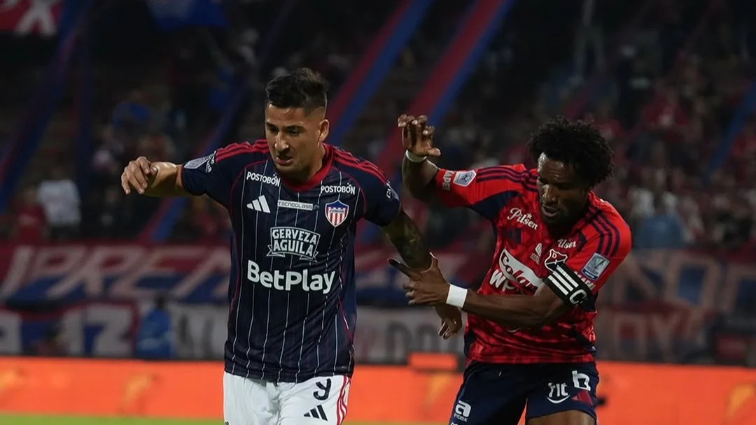 Fotografía de Guillermo Paiva, delantero de Junior, disputando un balón con Didier Moreno, ex-'Tiburón'.