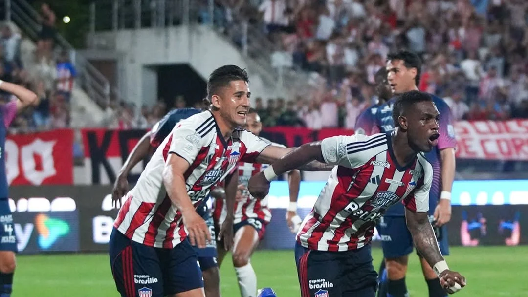 Una angustia llamada Junior | Por Hugo Illera 3 Fotografía de Guillermo Paiva y Jean Pestaña, jugadores de Junior, celebrando el gol del defensor central.