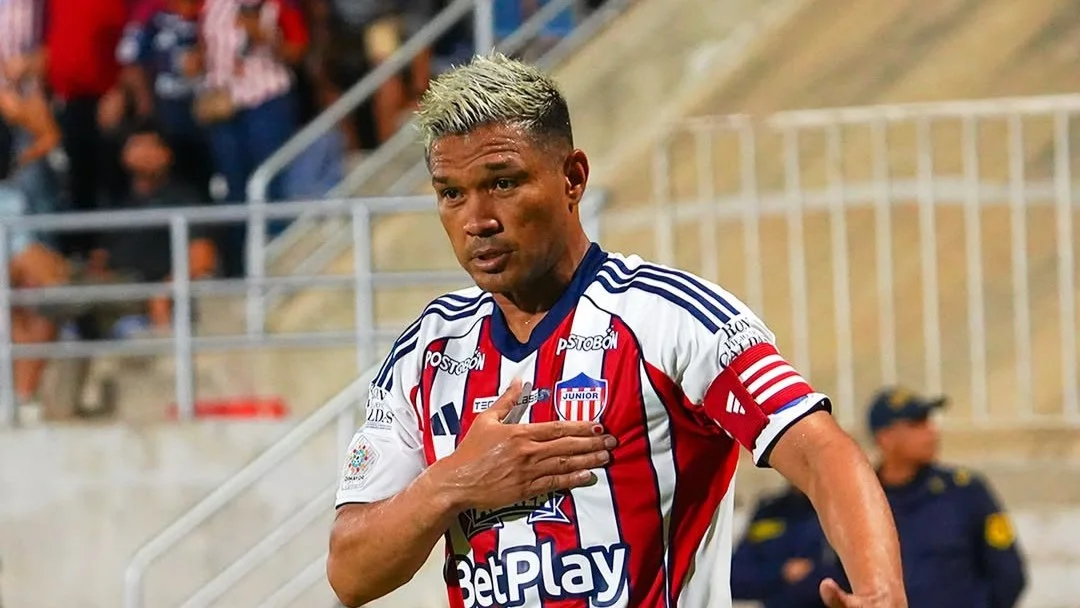 Fotografía de Teófilo Gutiérrez, delantero de Junior, celebrando su gol ante Bucaramanga.