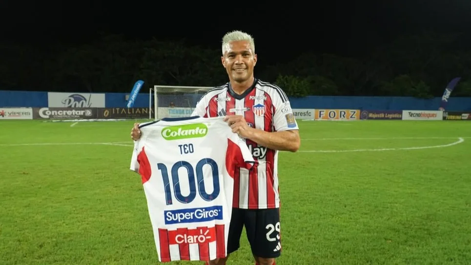 Fotografía de Teófilo Gutiérrez, delantero de Junior, posando con una nueva camiseta por sus 100 goles en el equipo.