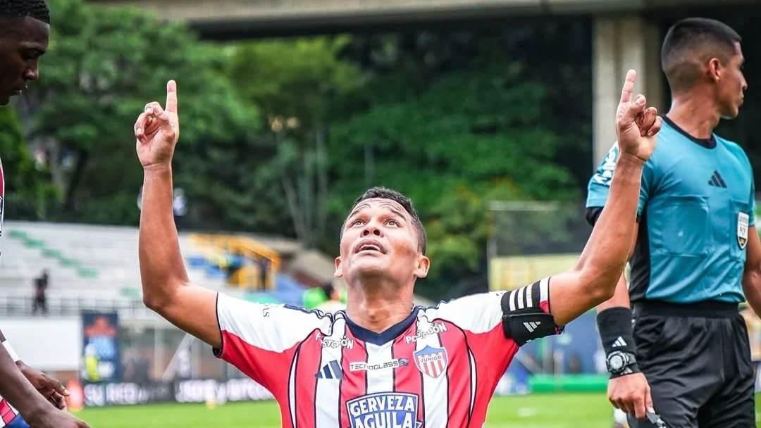 Entre rotaciones, Junior dio una señal en Medellín 1 Fotografía de Carlos Bacca, delantero de Junior, celebrando su vuelta al gol contra Águilas Doradas.