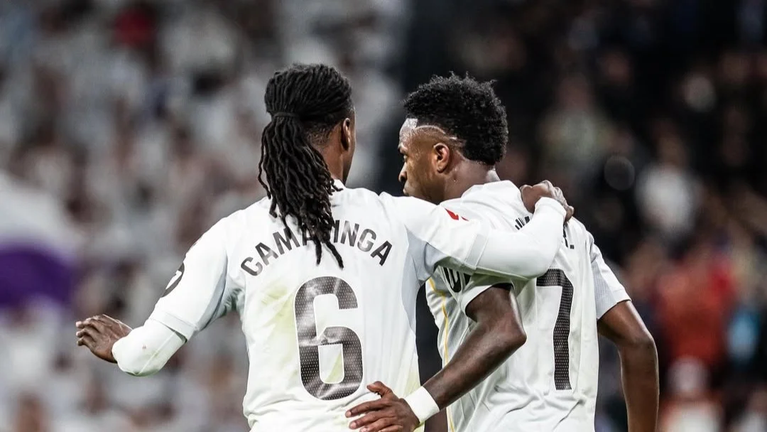 Fotografía de Eduardo Camavinga, volante de Real Madrid que podría salir del club, al lado de Vinicius Júnior.