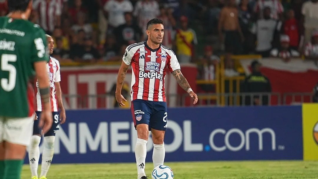 Águilas Doradas vs. Junior: con una revolución en el once titular, el 'Tiburón' quiere regresar con victoria 1 Fotografía de Guillermo Celis, volante de Junior, controlando el balón contra Palmeiras.