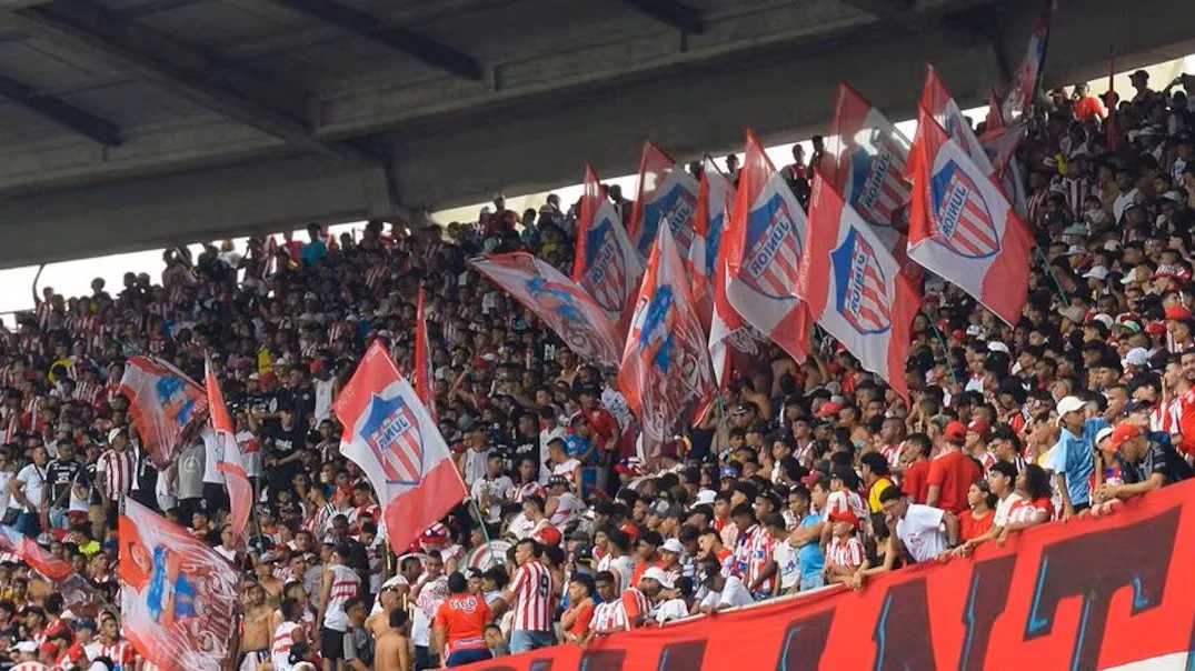 Fotografía de hinchas de Junior en el estadio Metropolitano Roberto Meléndez.