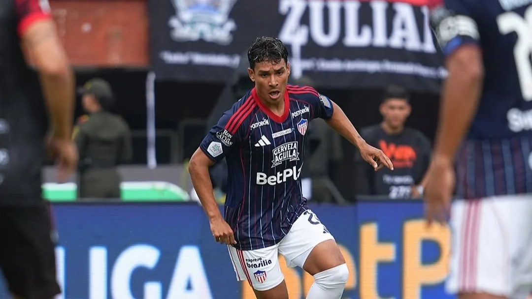 Fotografía de Jannenson Sarmiento, volante de Junior, controlando el balón ante Cúcuta Deportivo.