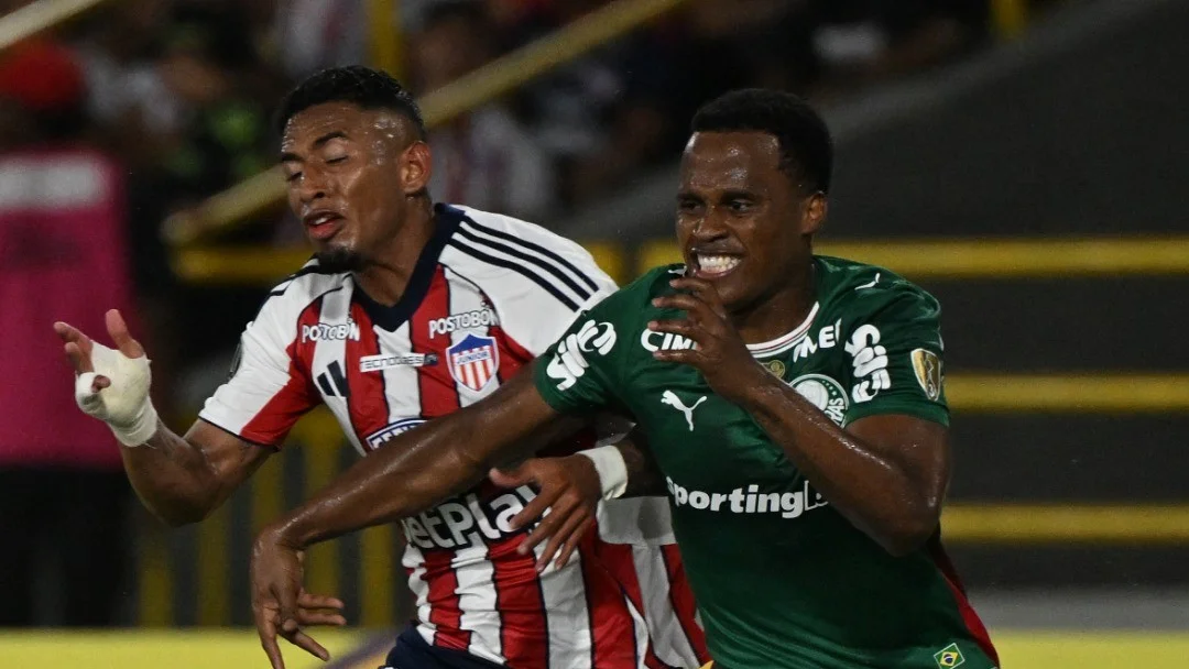 El empate de Junior no se explica en el resultado, se entiende en la sensación 1 Fotografía de Jhomier Guerrero, lateral derecho de Junior, disputando un balón con Jhon Arias.