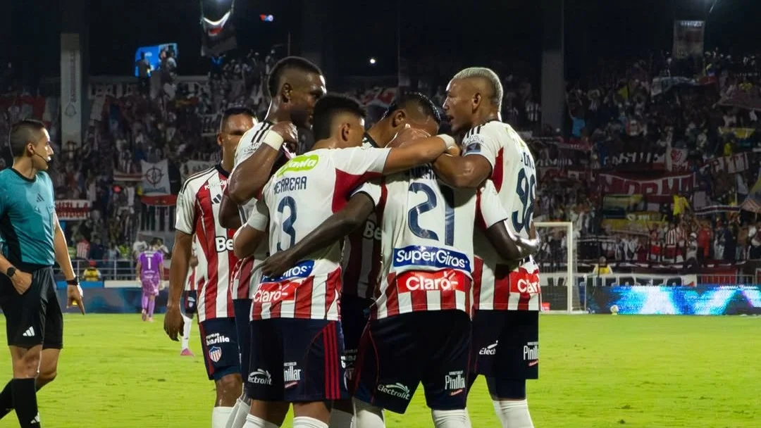 Fotografía de jugadores de Junior celebrando uno de los goles que se le marcaron a Llaneros.