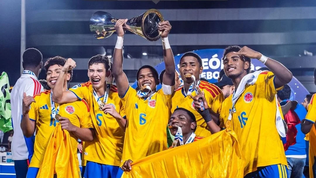 Fotografía de los jugadores de la selección Colombia Sub-17 celebrando su título del Sudamericano.