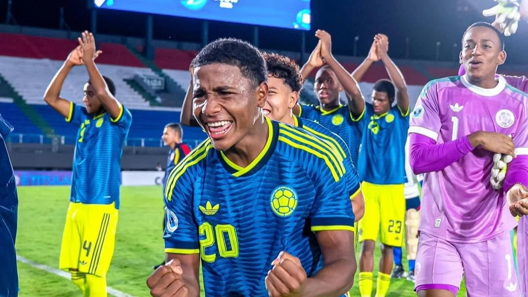 Fotografía de jugadores de la selección Colombia celebrando su arribo a la final del Sudamericano Sub-17 de fútbol.
