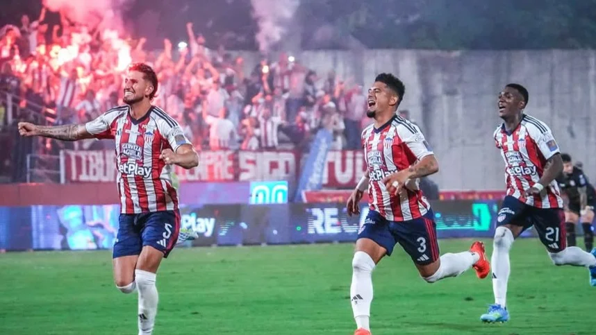 Fotografía de Daniel Rivera, Edwin Herrera y Joel Canchimbo, jugadores de Junior celebrando el arribo a la final de Liga.