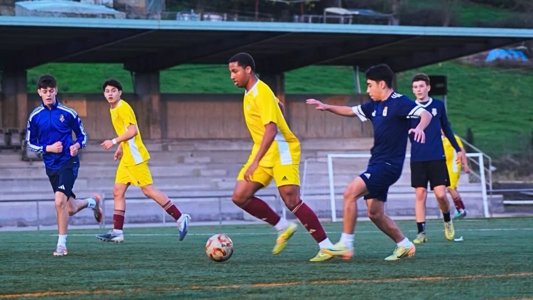 Fotografía de futbolistas juveniles, el foco del Quark Football Soccer Camp en Barranquilla