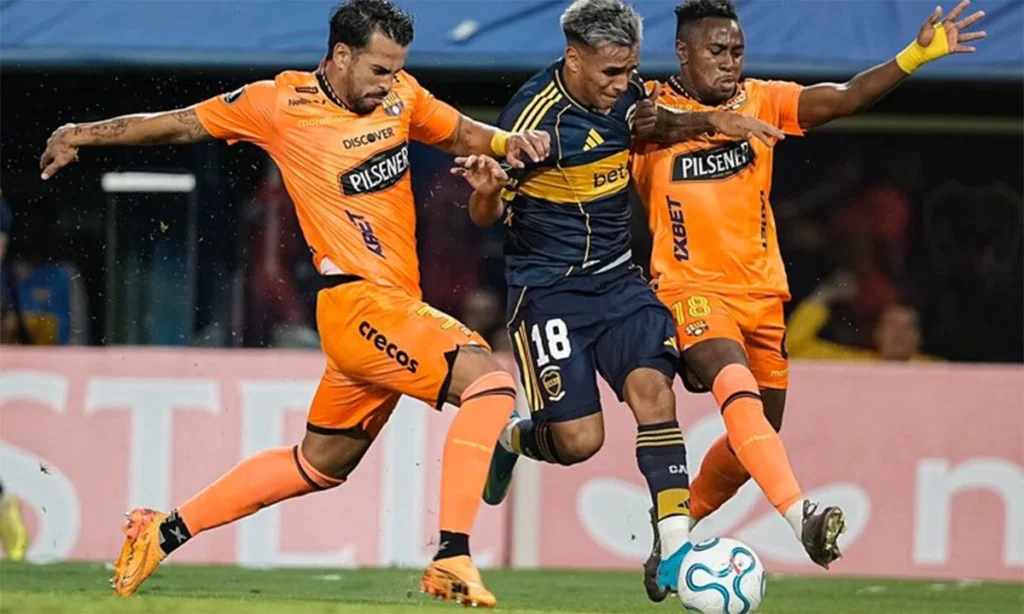 Fotografía de Milton Delgado, mediocampista de Boca Juniors, disputando un balón.