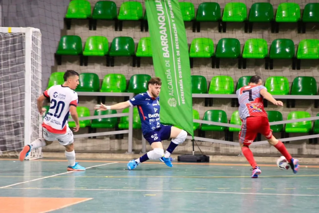 ¡Manita de goles! Independiente Barranquilla aplastó 5-0 a Rionegro en la Liga de Futsal 2 Fotografía de momento de ataque de Rionegro Futsal contra Independiente Barranquilla.