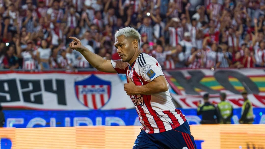 Palmeiras vs. Junior: el 'Tiburón' debe ganar y ponerse a rezar para seguir en el plano internacional 1 Fotografía de Teófilo Gutiérrez, delantero de Junior, celebrando el penal de la clasificación a la final de la Liga 2026-I.