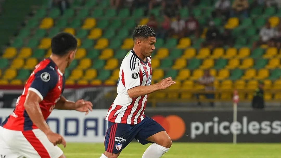 Fotografía de Teófilo Gutiérrez, delantero de Junior, conduciendo el balón ante Cerro Porteño.