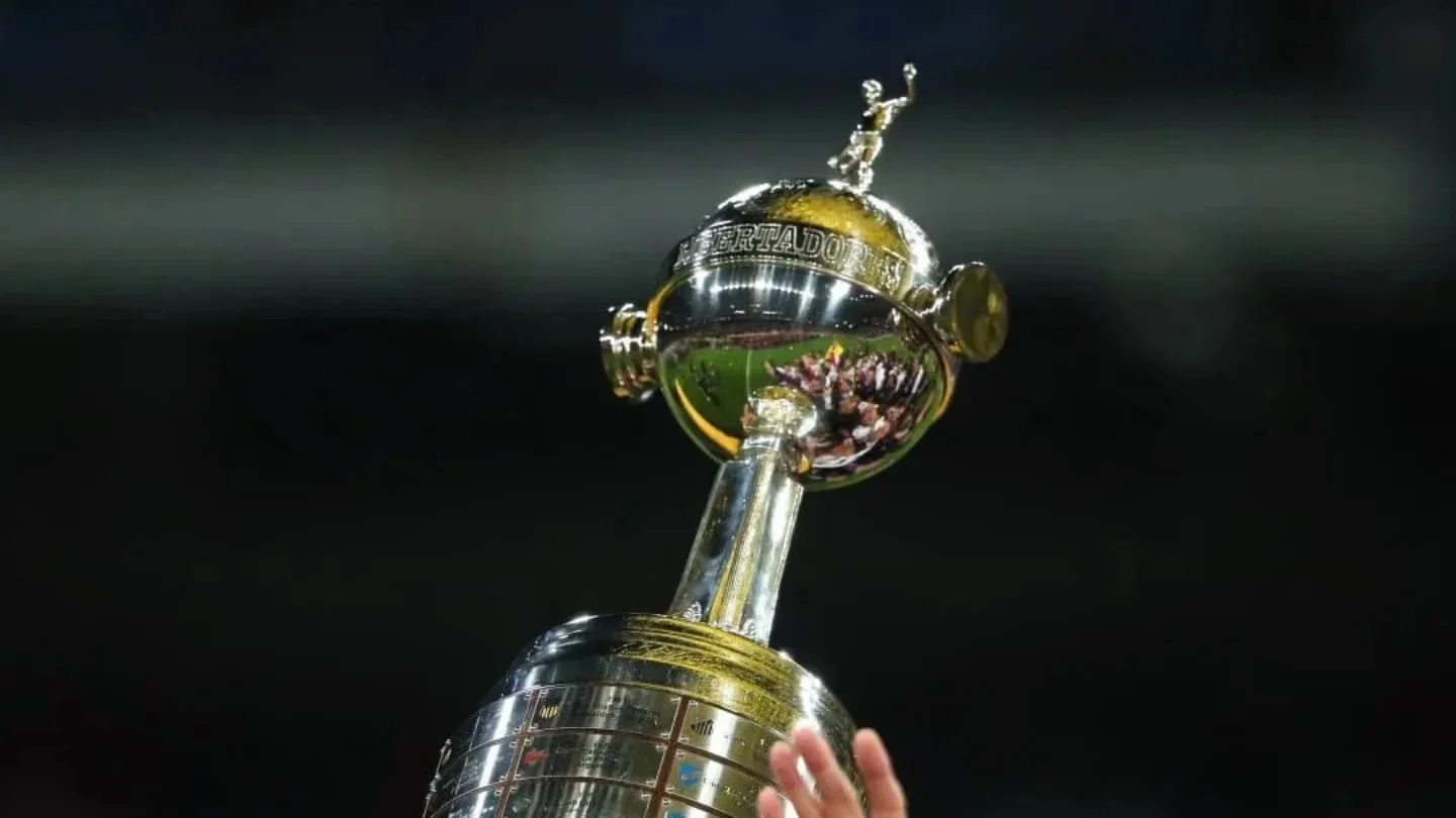 Fotografía del trofeo de la Copa Libertadores siendo alzado.
