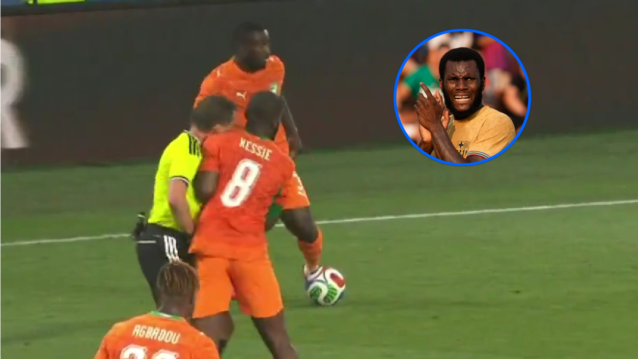 Captura de pantalla de Franck Kessié cuerpeando al árbitro en el partido de Francia y Costa de Marfil.