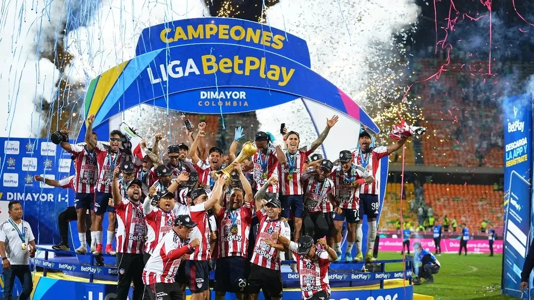 Fotografía de jugadores de Junior celebrando la estrella número 12 del club.
