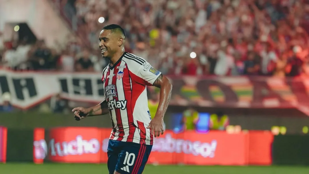 Junior, el campeón que quiere ser bicampeón, arrolló a Nacional 1 Fotografía de Luis Fernando Muriel, delantero de Junior, celebrando su gol de penal contra Atlético Nacional.
