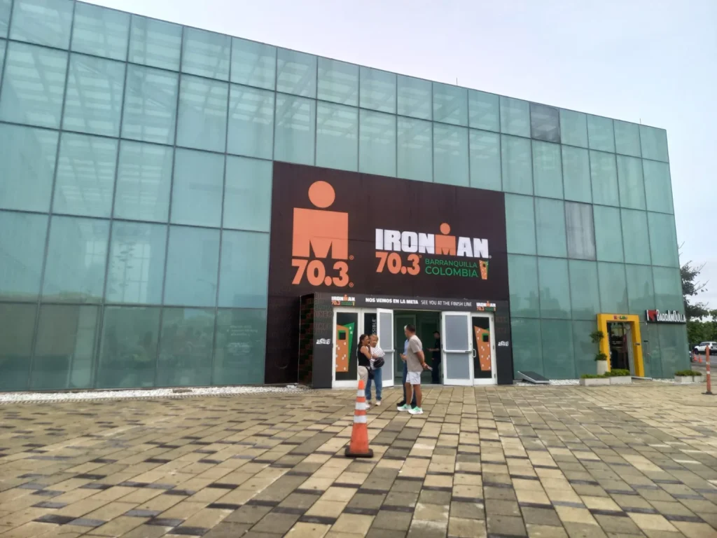Fotografía del pabellón de Cristal en el Malecón del Río, donde se dio la rueda de prensa del Ironman 70.3 en Barranquilla.