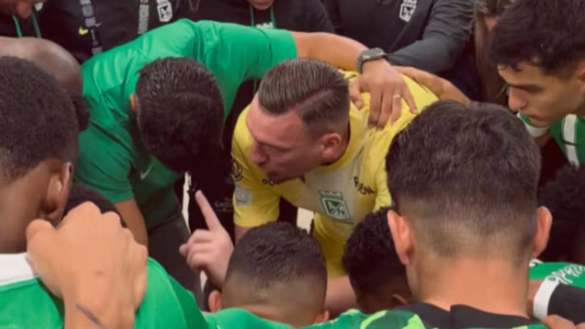 Captura de video de Franco Armani, portero de Atlético Nacional, dando una arenga a sus compañeros.
