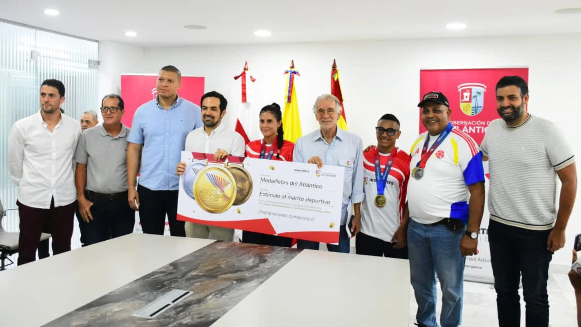 Fotografía de Autoridades de la Gobernación del Atlántico, deportistas beneficiados económicamente y representantes.