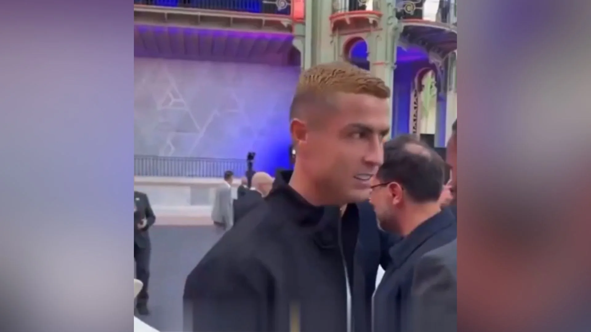 Captura de video del gesto viral de Cristiano Ronaldo tras encontrarse con Gianni Infantino en un evento.