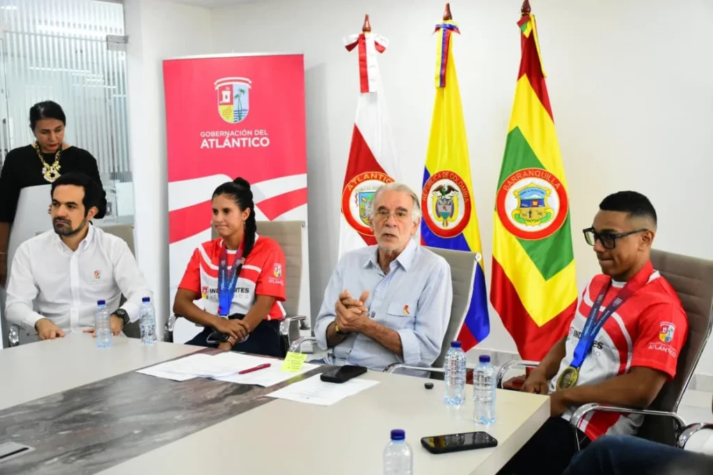 Atlántico premia el talento regional: $27,5 millones entregados a sus medallistas de los Juegos Centroamericanos y del Caribe 2026 2 Fotografía de Iván Urquijo, director de Indeportes, y Eduardo Verano, gobernador del Atlántico, con deportistas beneficiados.