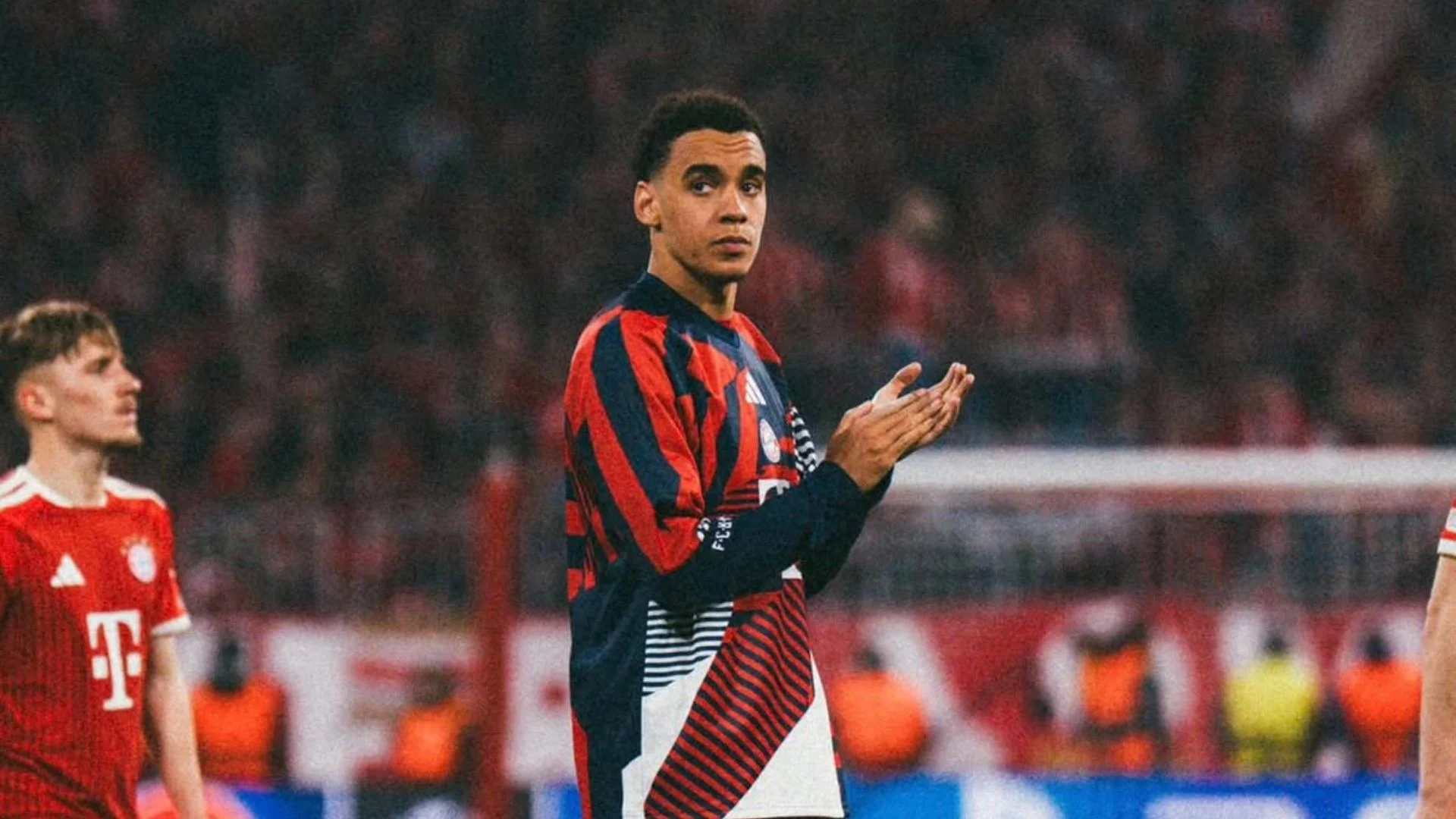 Fotografía de Jamal Musiala, mediocampista del Bayern Múnich, en un precalentamiento.