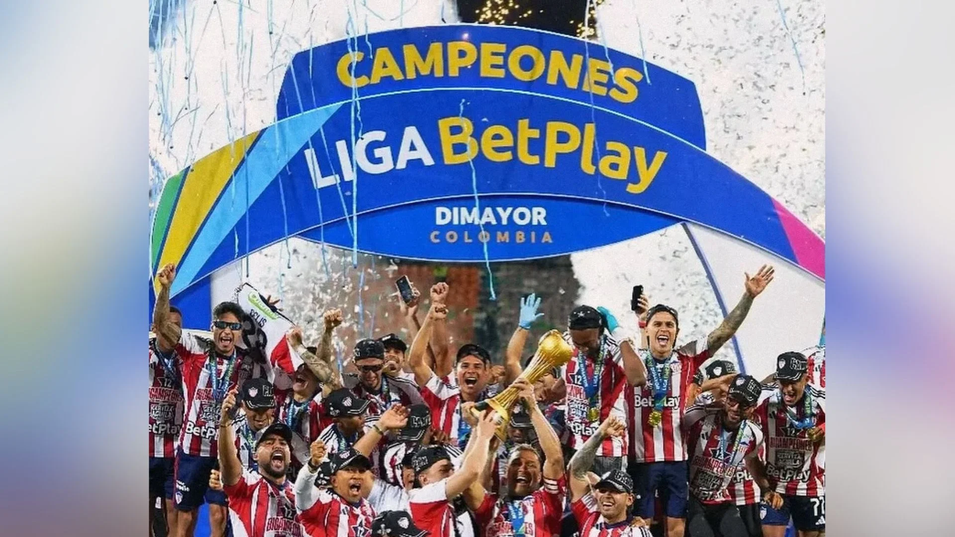Fotografía de jugadores de Junior celebrando la estrella número 12 del club rojiblanco.