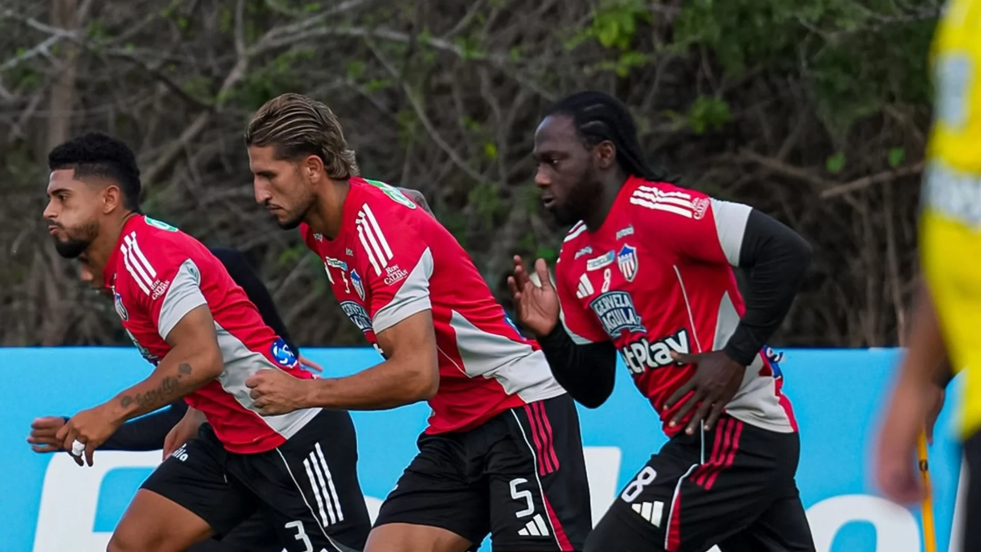 Fotografía de jugadores de Junior realizando trabajos en un entrenamiento.
