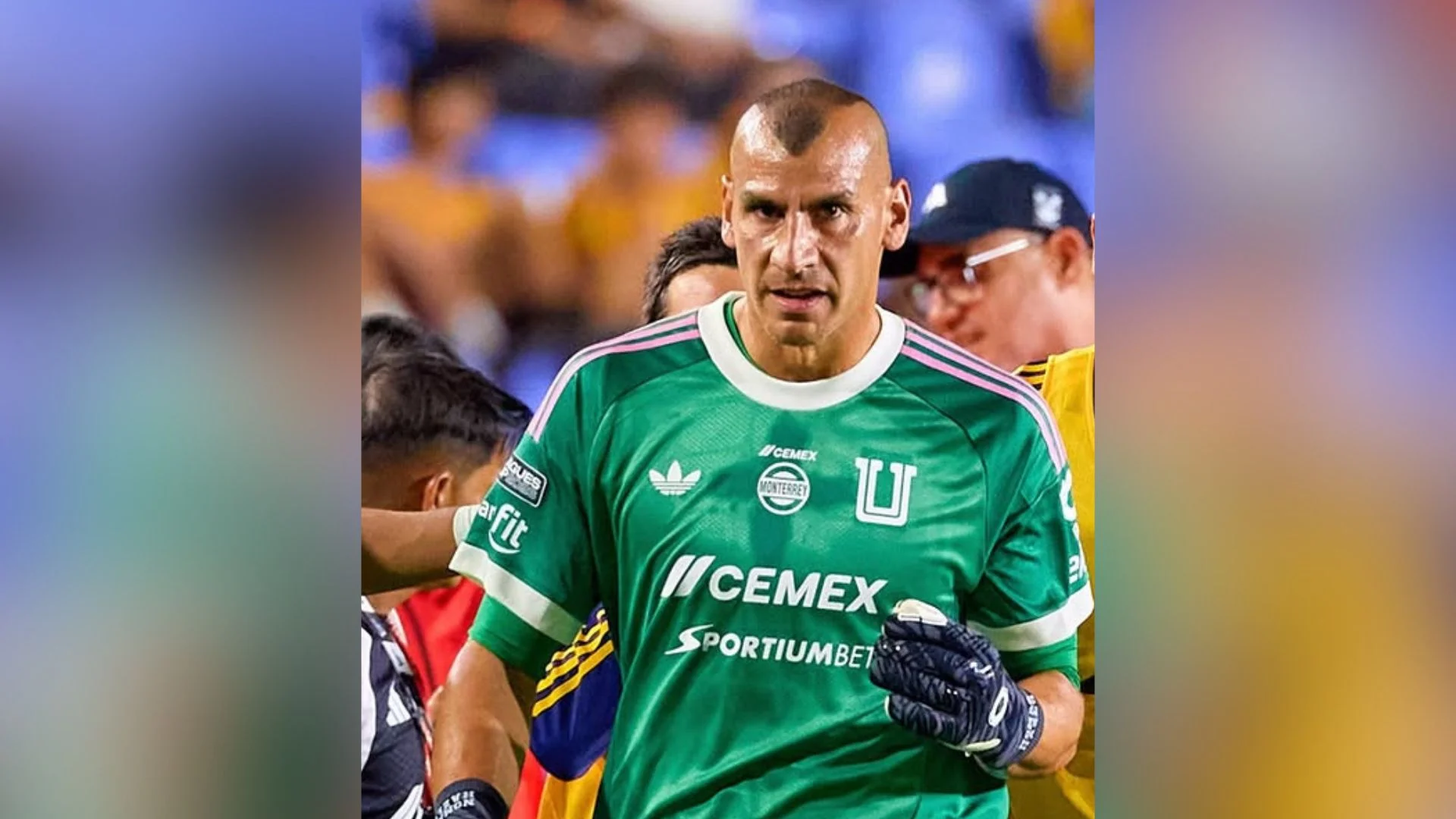 Fotografía de Nahuel Guzmán, portero de Tigres, yéndose expulsado luego de empujar a un árbitro en la Leagues Cup.