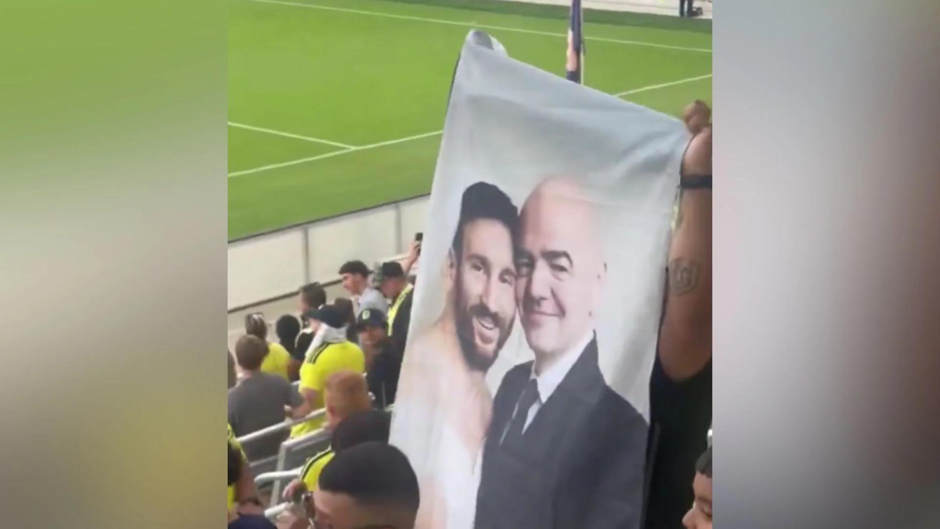 Captura de video de pancarta hecha con IA que provocó a Lionel Messi en un partido de la MLS.