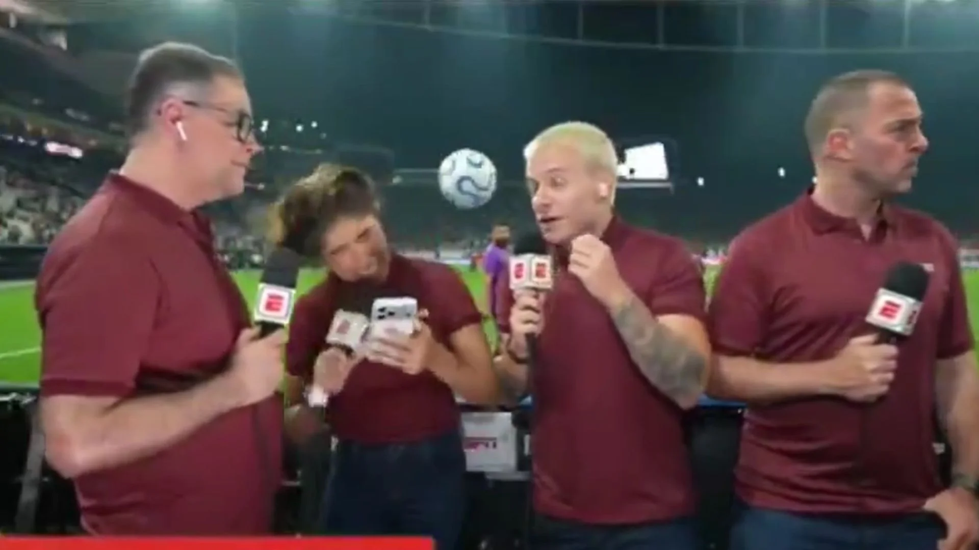 Periodista se llevó un balonazo en plena transmisión en Brasil 1 Captura de video periodista de ESPN recibiendo un pelotazo mientras reportaba en un estadio.