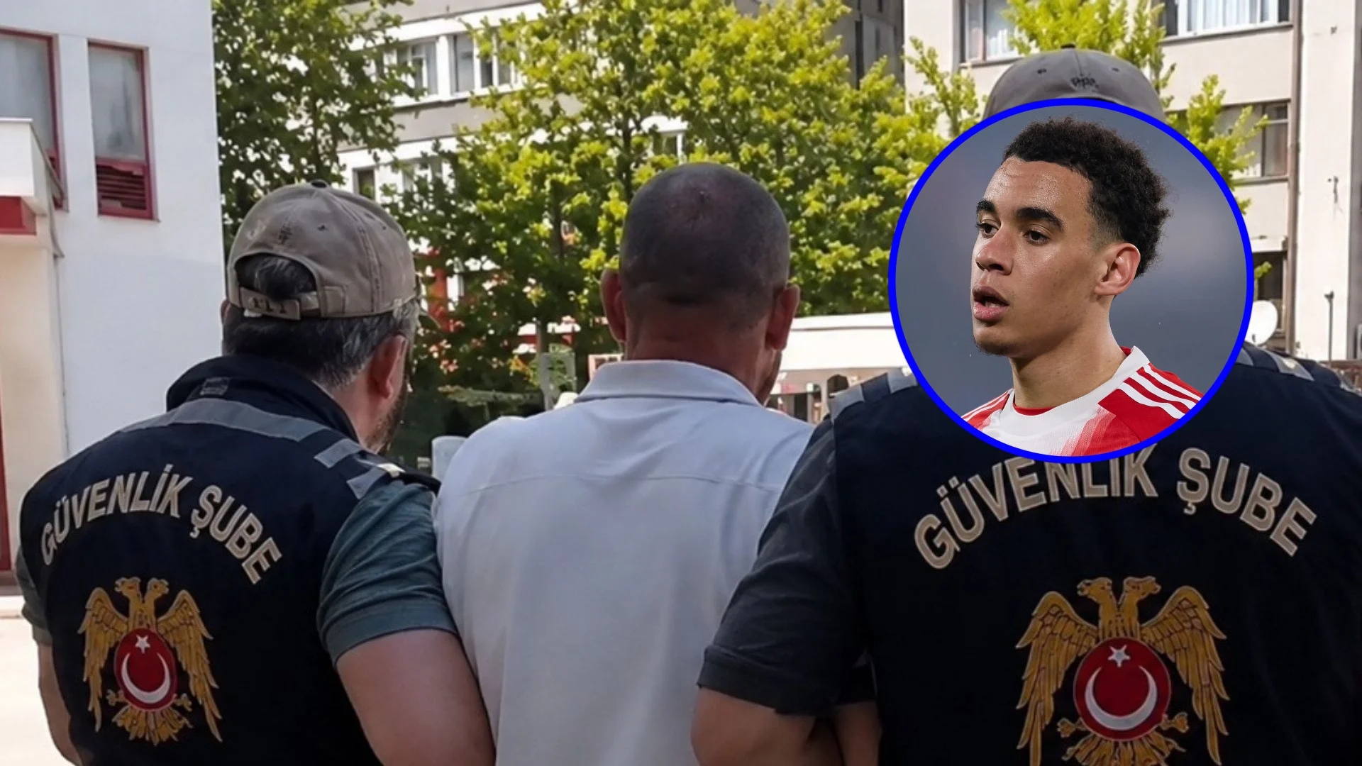 Fotografía de periodista turco siendo arrestado por anunciar el falso fichaje de Jamal Musiala en Galatasaray.