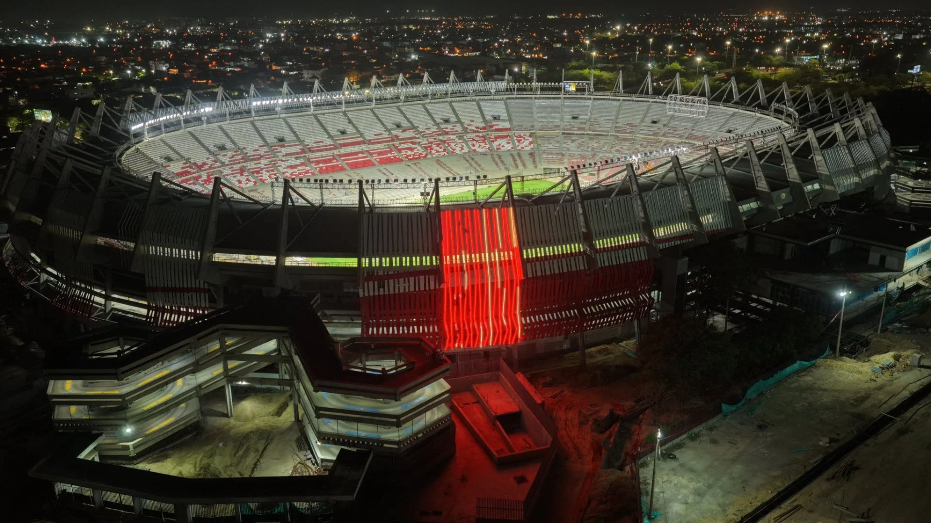 El estadio Metropolitano de Barranquilla se embellece estrenando luces led en su remodelación 1 Fotografía de la fachada del estadio Metropolitano de Barranquilla con sus nuevas luces led.