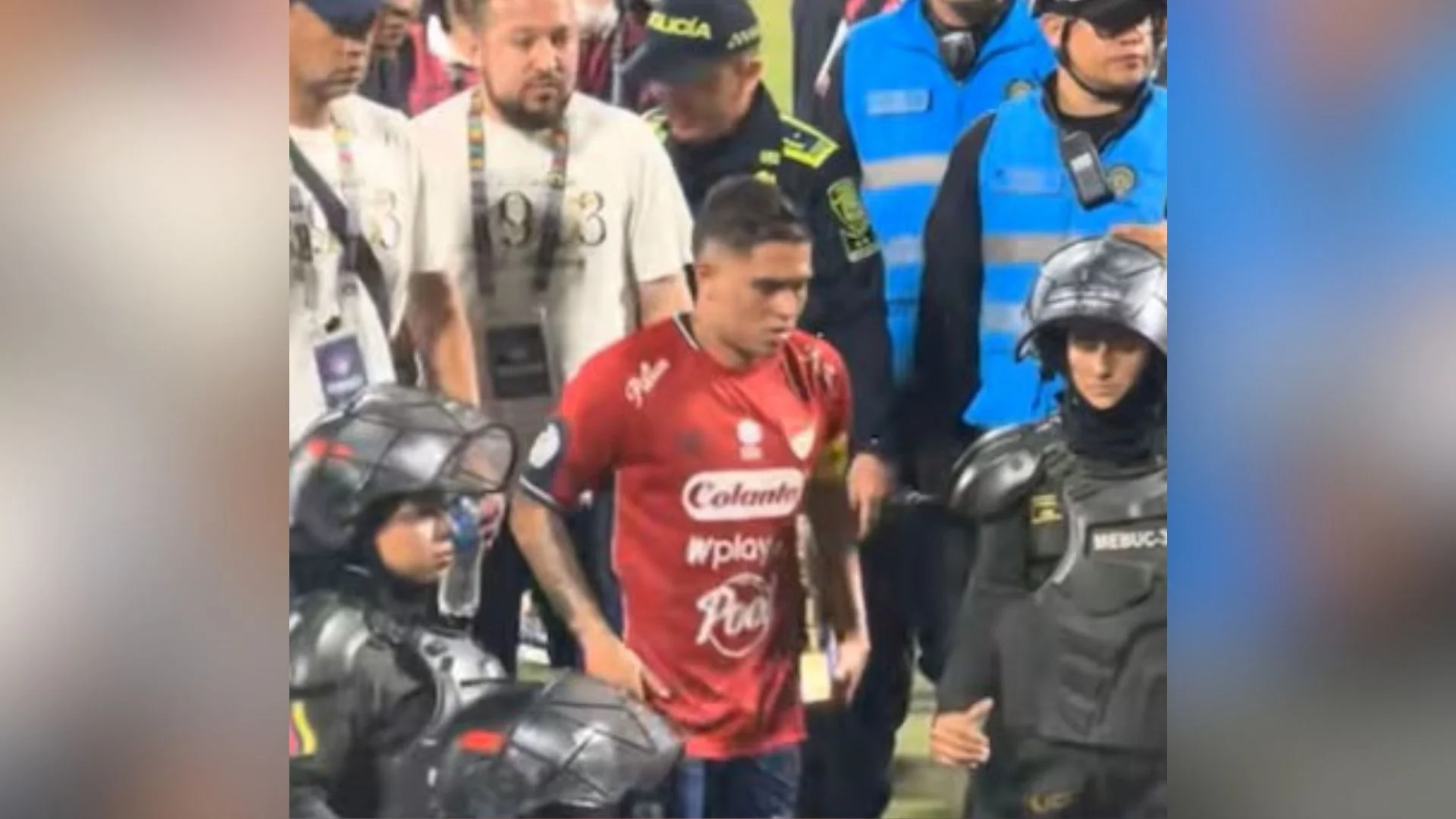 Captura de video de Juan Fernando Quintero en el instante en el que recibiría un botellazo.