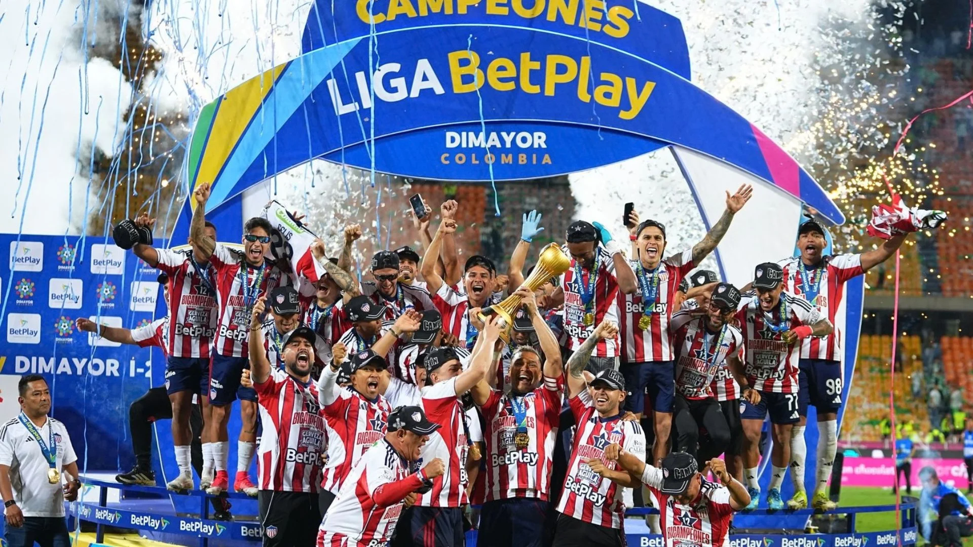 Fotografía de jugadores de Junior celebrando su bicampeonato del primer semestre de 2026 de la liga del fútbol colombiano.