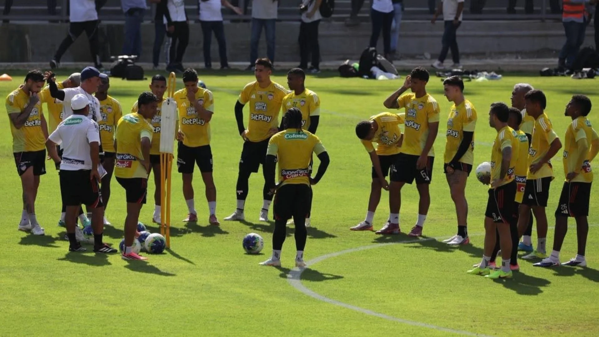 Fotografía del plantel de Junior teniendo la primera actividad deportiva del renovado estadio Metropolitano.
