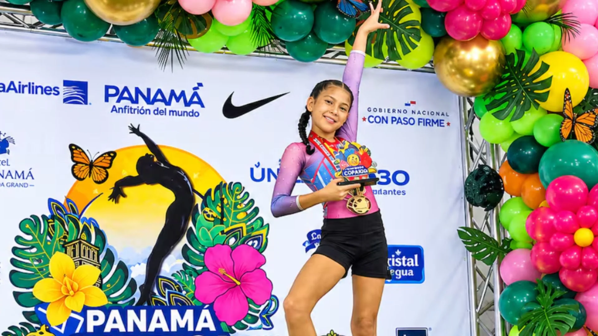 Fotografía de joven de Gymnastics Gold de Barranquilla, ganadora de una presea dorada.