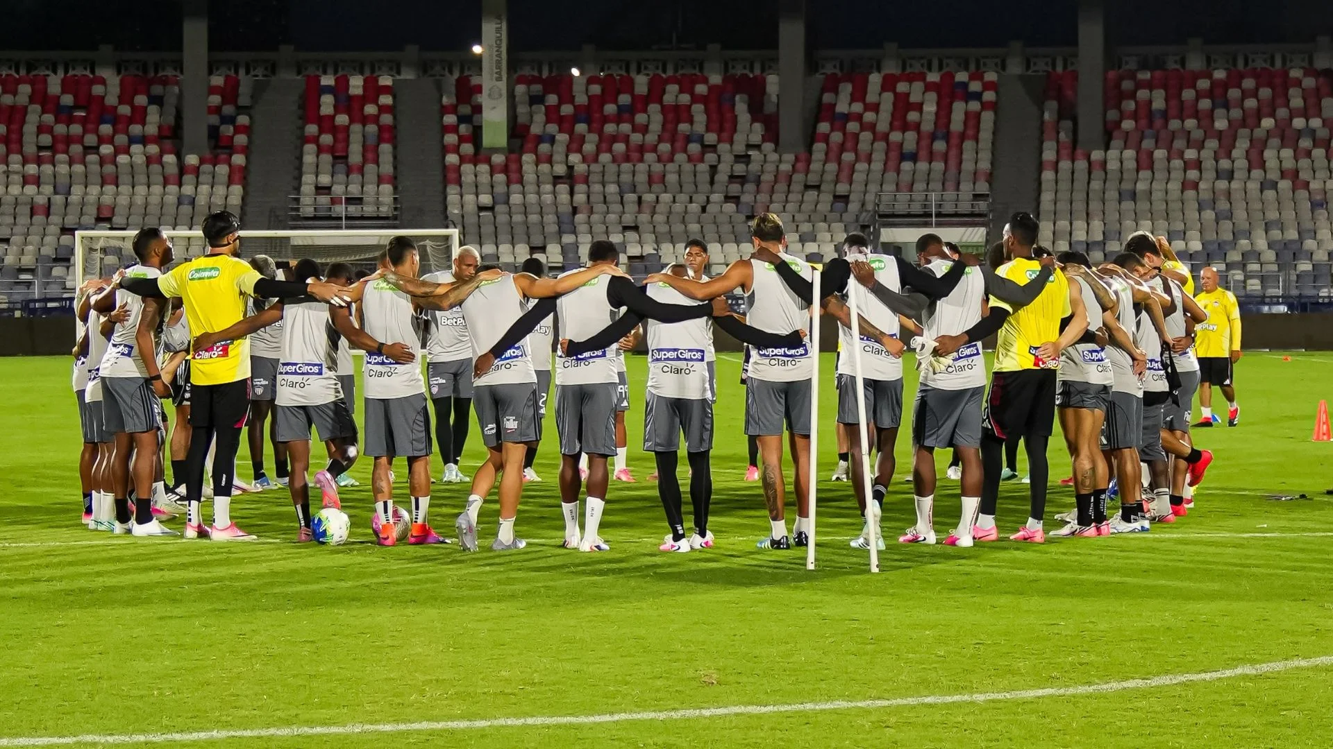 Fotografía del plantel de Junior, reunido tras finalizar un entrenamiento.