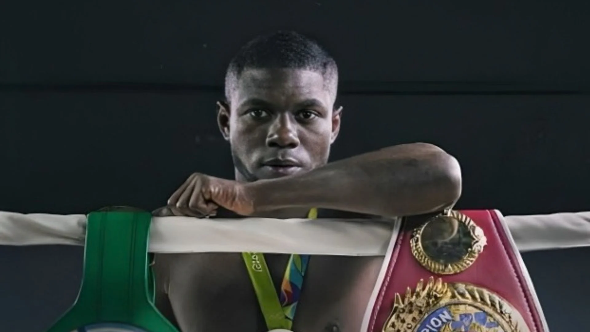 Fotografía de Yuberjen Martínez, boxeador colombiano que buscará el título mundial peso mosca de la OMB.